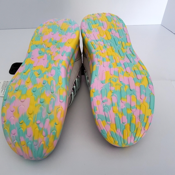 Adidas Lite Racer Sneakers with Pastel Accents - Picture 9 of 11